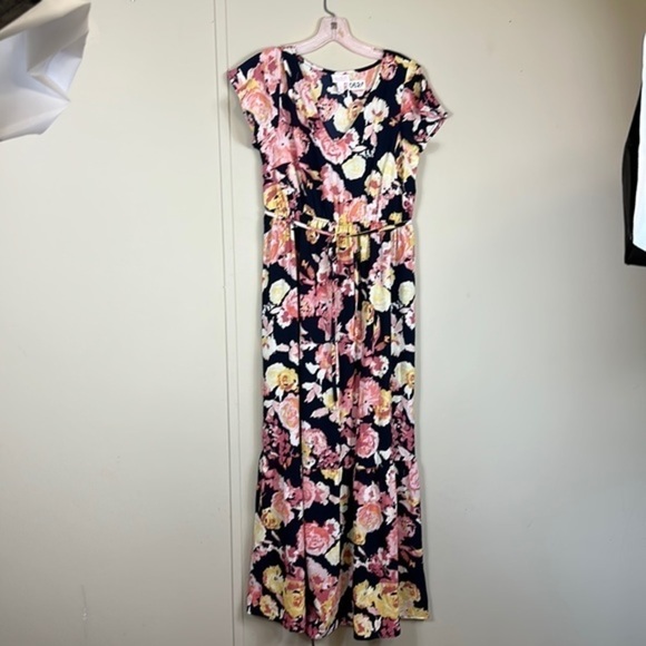 Isabel Maternity by Ingrid & Isabel Dresses & Skirts - Isabel maternity size xsmall. Beautiful floral print dress ties in the back.